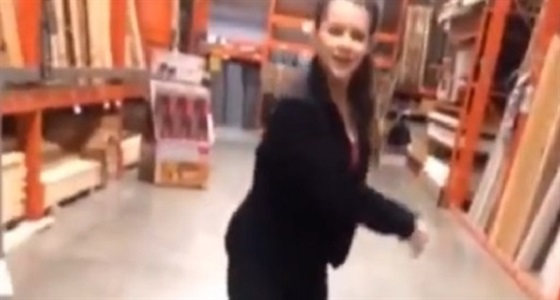 بالفيديو.. سقوط مروع لفتاة تستعرض مهاراتها في الرقص