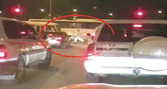 شاب سعودي يفحط عند إشارة مرورية بالكويت ويصدم سيارة فتاة