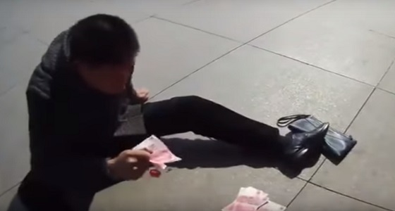 بالفيديو.. رجل يعرض المال على المارة لمساعدته بعد تعرضه لأزمة قلبية