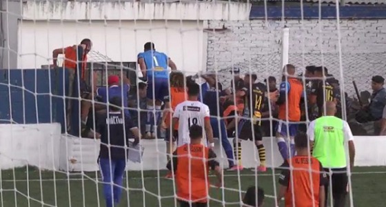 اشتباكات بين الشرطة ولاعبين خلال مباراة في الأرجنتين