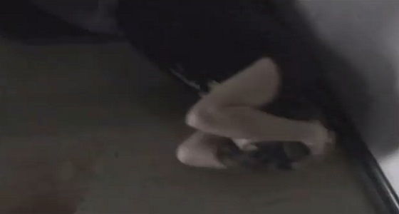 بالفيديو.. سقوط مروع لشاب متهور استعرض مهاراته بطريقة جنونية