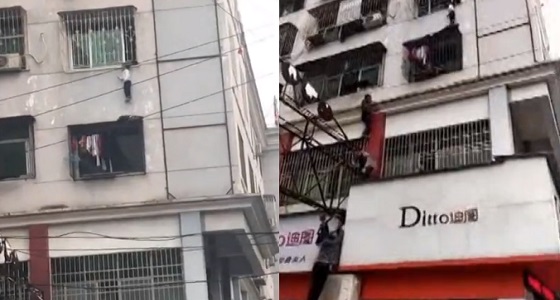 بالفيديو.. انقاذ طفل تدلى رأسه من شرفه بالطابق الثالث