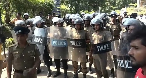 حكومة سريلانكا تفرض الطوارئ بعد هجوم البوذيين على المساجد