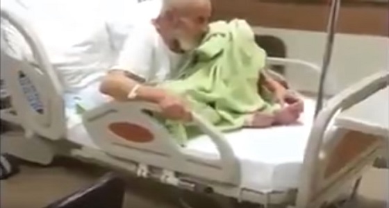 بالفيديو.. مسن في غيبوبة تامة يتوضأ كلما سمع الأذان