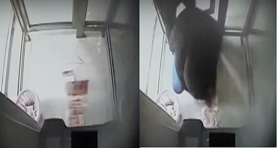 بالفيديو.. ماكينة صراف آلى تقذف النقود في الشارع بجنون