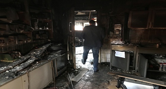 بالصور.. الصلاة أمام مسجد في برلين بعد تعرضه لهجوم بزجاجات حارقة