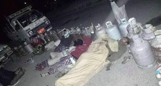 اليمنيون ينامون في الشواع لأيام لتعبئة أسطوانات الغاز