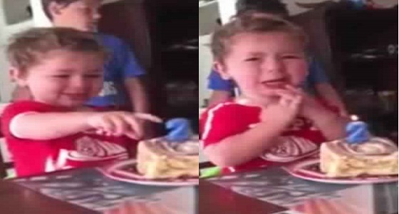 فيديو طريف لطفل صغير يبكي في عيد ميلاده بسبب عمره