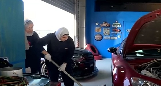 بالفيديو.. كويتية تقتحم مجال ميكانيكا السيارات وتعمل بورشة خاصة بها