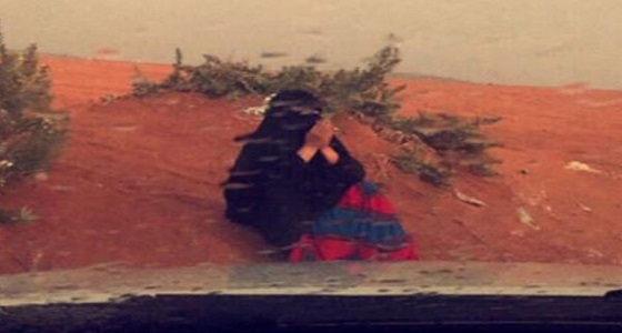 صورة تثير التعاطف لمريضة سرطان تدعي بالشفاء تحت أمطار الرياض