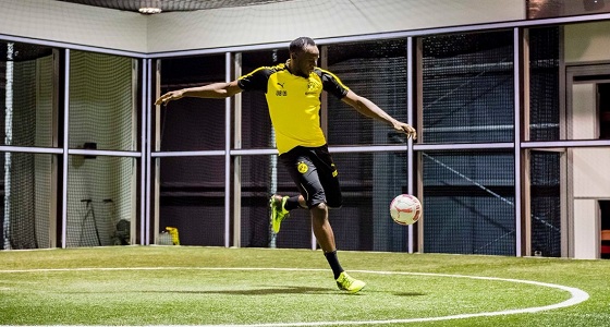 العداء الجاميكي يوسين بولت يظهر مهاراته في كرة القدم