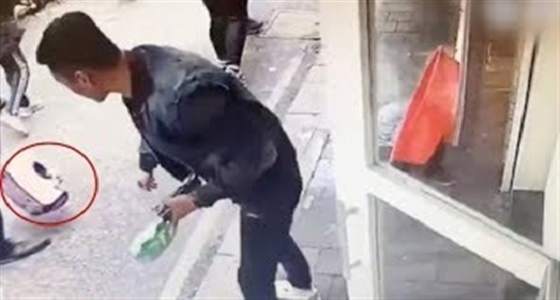 فيديو صادم لرجل يعتدي على قط بوحشية ويقتله على الرصيف