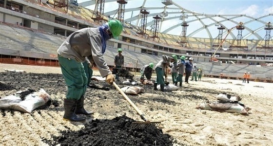 قطر تُجبر عمال المونديال على العمل 14 ساعة يوميًا دون انقطاع