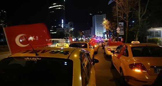 سائقو السيارات الأجرة بإسطنبول يطالبون بوقف عمل &#8221; أوبر &#8220;