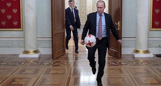 بالفيديو.. ” بوتين ” يحتفل بالمونديال عبر استعراض مهاراته الكروية