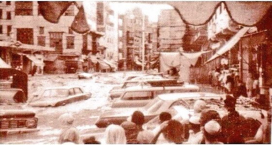 صورة نادرة لأحد الشوارع القريبة من &#8221; الحرم &#8221; وهي مغمورة بالسيول