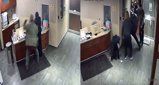 بالفيديو.. لحظة اعتداء شخص على فتاة محجبة داخل مستشفى لدوافع دينية