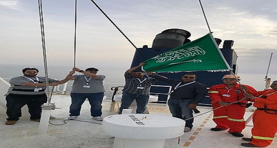 رفع العلم السعودي على الناقلة ” جلادي ” التي تحمل مليوني برميل نفط