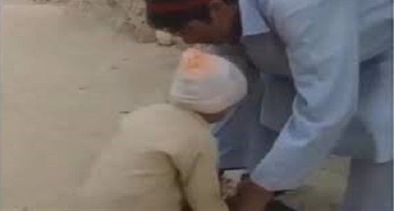 بالفيديو.. رد فعل مؤثر لطفل رأى والده يذبح دجاجة