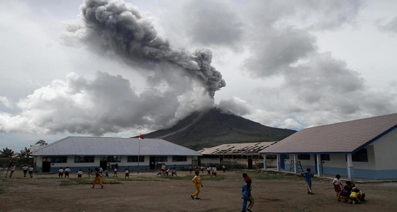 نقل العشرات إلى المستشفى بسبب انبعاث دخان من بركان في إندونيسيا