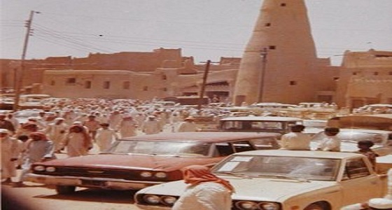 صورة قديمة للمصلين أثناء خروجهم من صلاة الجمعة قبل 44 عام