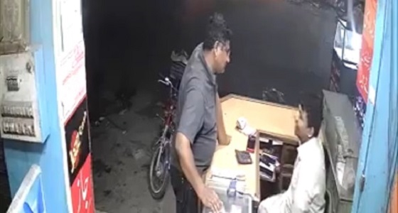 بالفيديو.. رجل يسرق محل بطريقة ماكرة بمساعدة زوجته