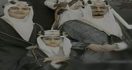 صورة نادرة تجمع بين الملك ” فيصل ” والأمير ” سعود ” في طفولته