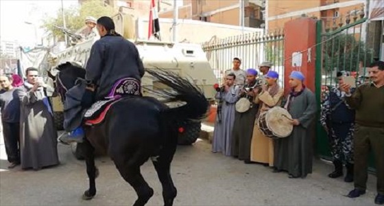 مزمار وخيول في لجنة انتخابات الرئاسة المصرية بالأقصر