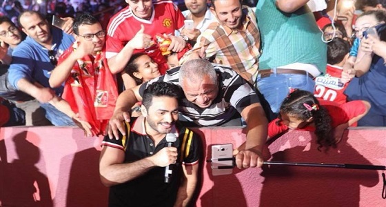 بالصور.. تامر حسني يتألق في حفل الفجيرة وسط حضور جماهيري كبير