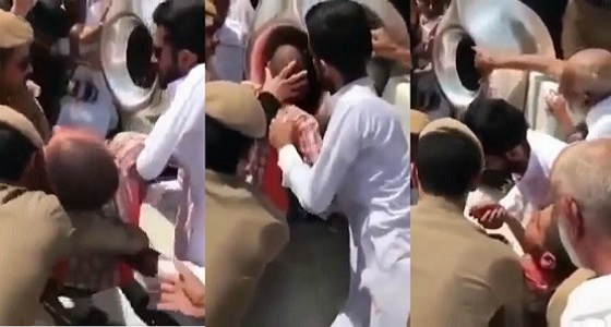 بالفيديو.. أمن الحرم يساعدون ” مقعد ” على تقبيل الحجر الأسود