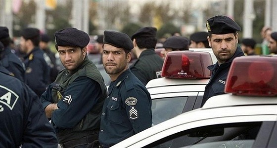 بعد أن منعتها من السفر.. أرملة المعتقل &#8221; كاووس إمامي &#8221; تمثل أمام الجوازات الإيرانية