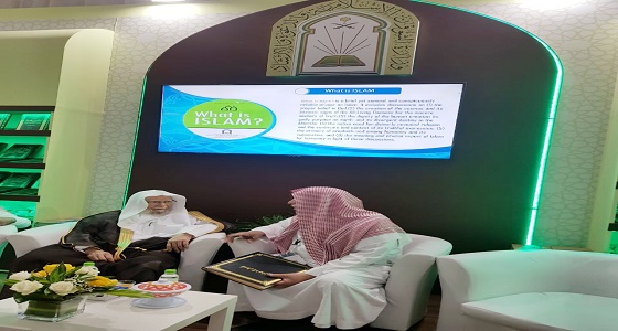 بالصور..عضو هيئة كبار العلماء يزور جناح &#8221; الشؤون الإسلامية &#8221; بمعرض الرياض الدولي للكتاب