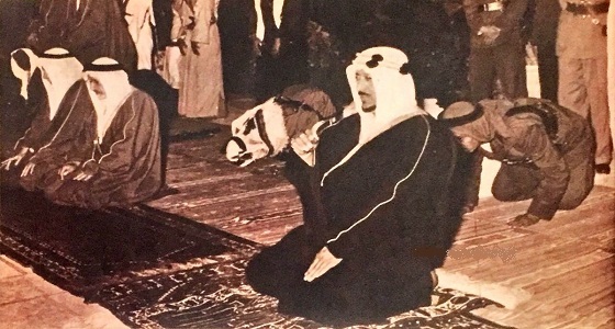 صورة نادرة للملك سعود يؤدي الصلاة بقصر الناصرية
