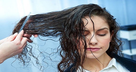 خطأ شائع تقترفينه أثناء الإستحمام يخسرك شعرك