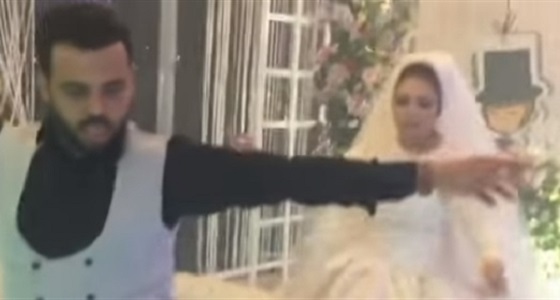 بالفيديو.. عريس يشعل حفل زفافه بوصلة رقص ويتفوق على عروسه