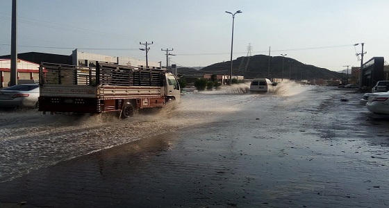 شوارع محايل تغمرها الأمطار.. والبلدية تتدخل