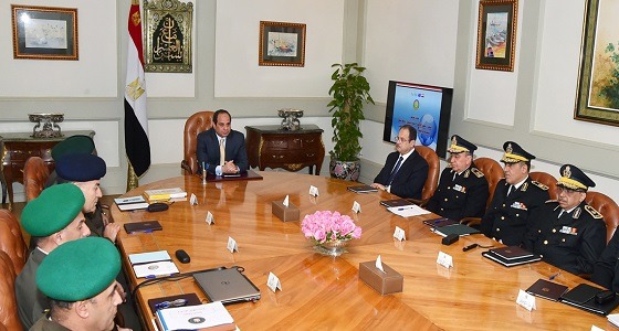 الرئيس المصري يجتمع بقادة الجيش والشرطة قبل أيام من الانتخابات الرئاسية