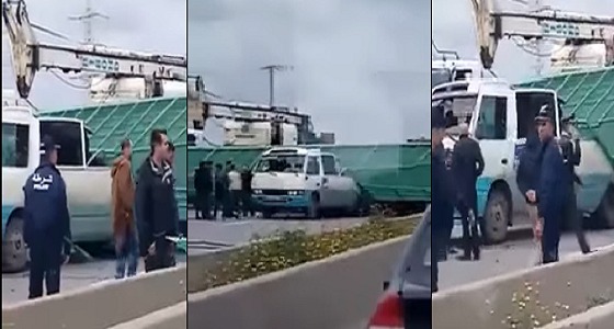 بالفيديو.. سقوط جسر على حافلة لنقل المسافرين بالجزائر