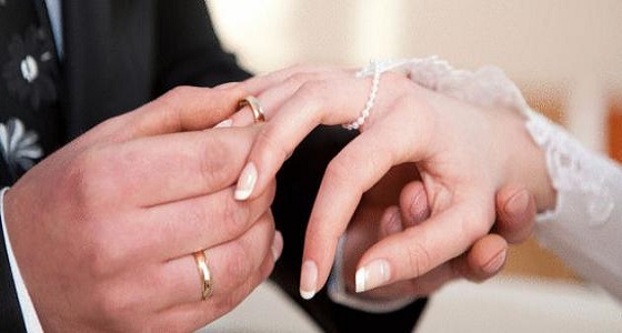 مختصة أسرية تكشف نتيجة تكفل العريس بجميع التزامات الزواج