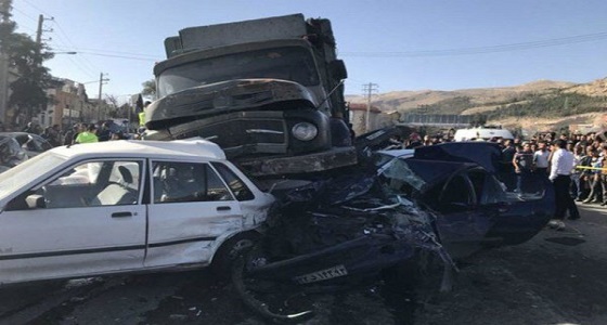 بالصور.. قتلى وجرحى إيرانيون في تصادم شاحنة بـ 9 سيارات