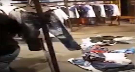 بالفيديو.. فتاة تقلب محل ملابس لرفضه استرداد ما اشترته
