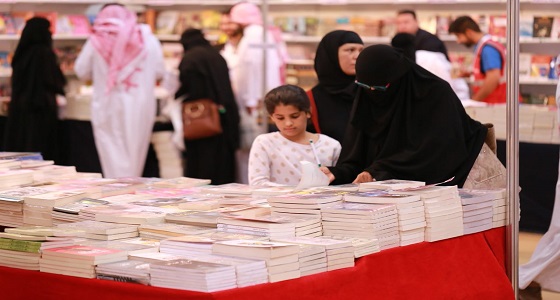 سيدة متقاعدة تحقق حلمها في معرض كتاب الرياض