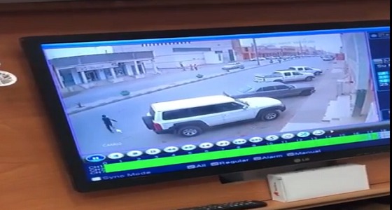 بالفيديو.. قائد سيارة يسعف طفلا بعدما صدمه في أحد شوارع طريف