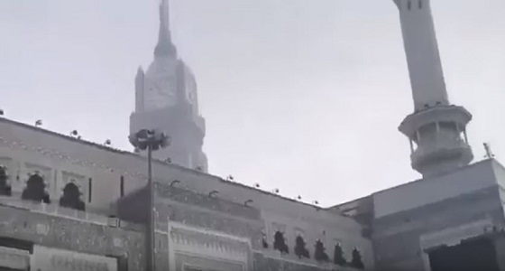 بالفيديو.. هطول أمطار رعدية غزيرة على الحرم المكي