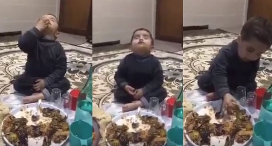 بالفيديو.. طفل يأكل أثناء نومه.. وساخرون: ” قريبا في رمضان “