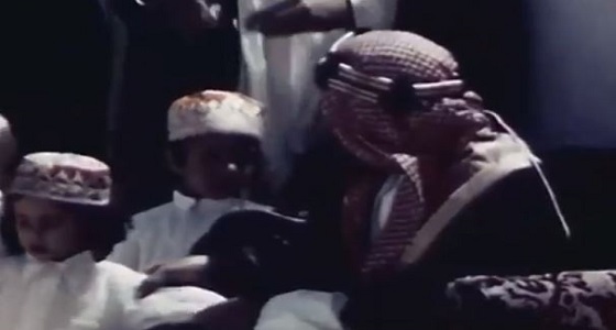 فيديو نادر للملك عبد العزيز آل سعود وهو يداعب أحد أبنائه