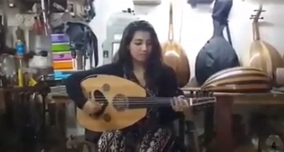 بالفيديو.. فتاة يمنية تبدع في العزف على العود