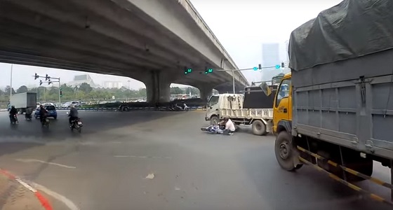 بالفيديو.. سائق دراجة نارية ينجو من الموت بطريقة مرعبة