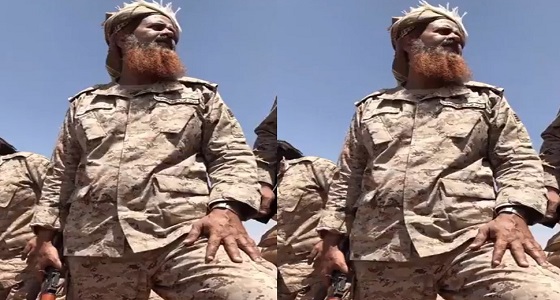 بالفيديو.. أحد أفراد الجيش السعودي لم يمنعه كُبر سنّه