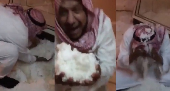 بالفيديو.. مواطن يستمتع بتساقط البرد بطريقته الخاصة